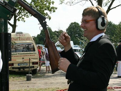 König Uli zeigte den Schützen am Gewehr, wie es richtig geht ...