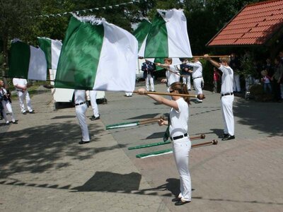 Fahnenschlag zu Ehren des neuen Königspaares ...